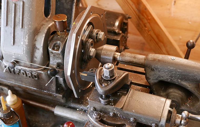 cutting circular groove using lathe